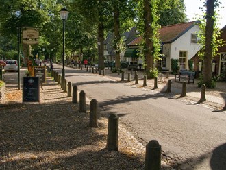 Bungalowpark ”De Spar” in Lage Vuursche: op loopafstand van het gemoedelijke dorpje Lage Vuursche, met al zijn gezelligheid.