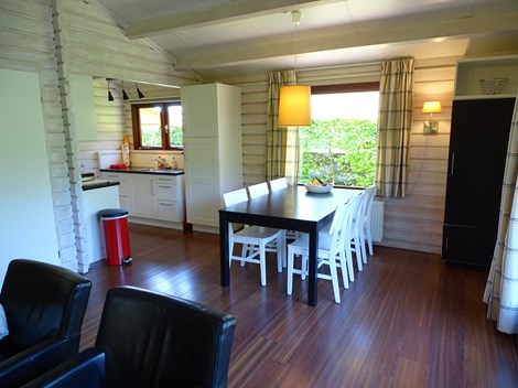 Vakantie in Lage Vuursche, woonkamer van de Scandinavische 6p Bungalow