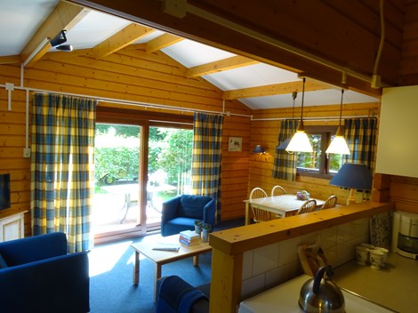 vakantie in Lage Vuursche, binnen kijken in één van de Scandinavische Bungalow op Bungalowpark ”De Spar”.